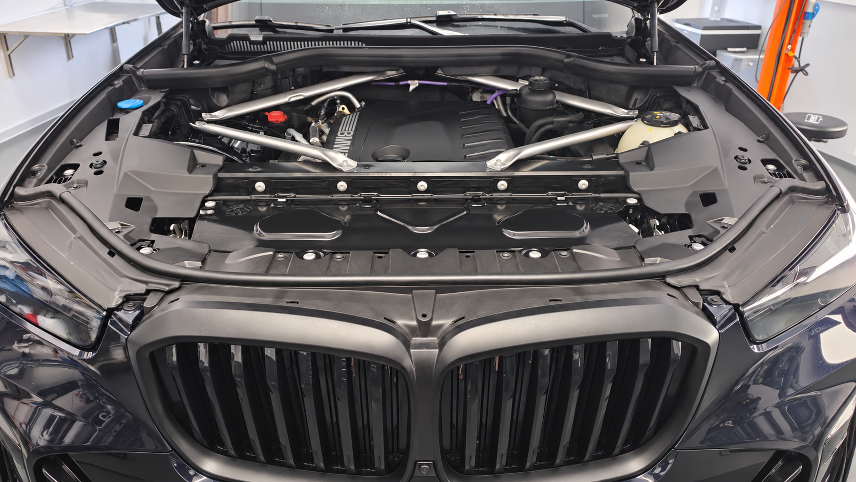 Immagine comparativa del vano motore BMW dopo il trattamento