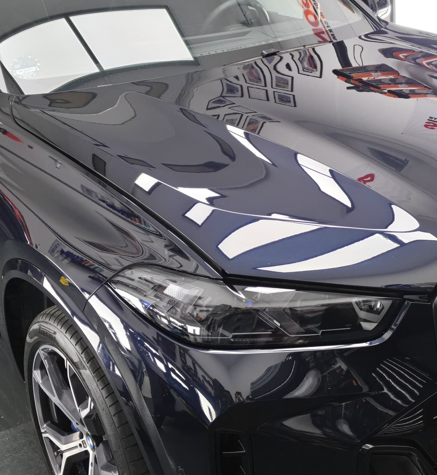 Glänzender dunkler BMW-Lack aus den Kundenaufnahmen